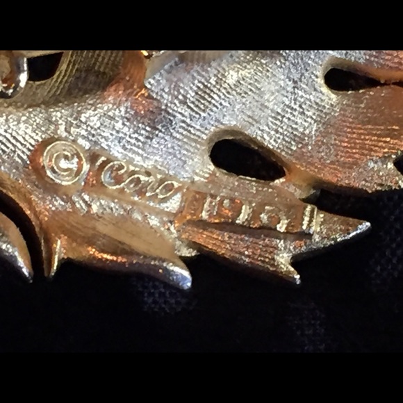 Vintage Coro Signed Gold Tone Brooch - Picture 3 of 5